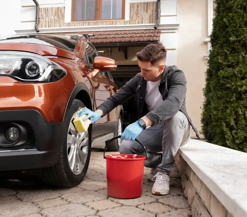 Lavage auto à domicile Volesvres : professionnel intervenant sur un véhicule